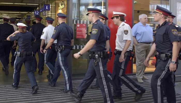 Hungary PM sends nearly 900 new policemen to defend border