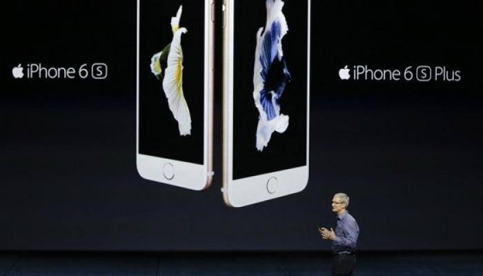 Sales of new Apple iPhones on pace to beat last year's record