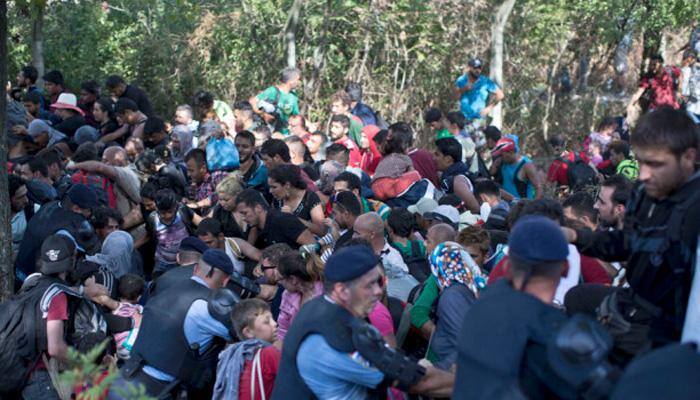 Slovenia border stand-off as Croatia busses migrants into Hungary