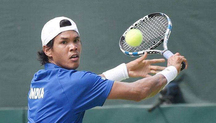 Davis Cup: Somdev Devvarman consoles Rohan Bopanna after shocking loss on day 2