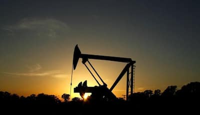 Oil prices fluctuate amid mixed data