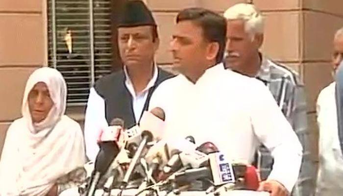 Dadri lynching: Akhilesh Yadav meets victim Iqlakh&#039;s kin, announces 45 lakh ex-gratia