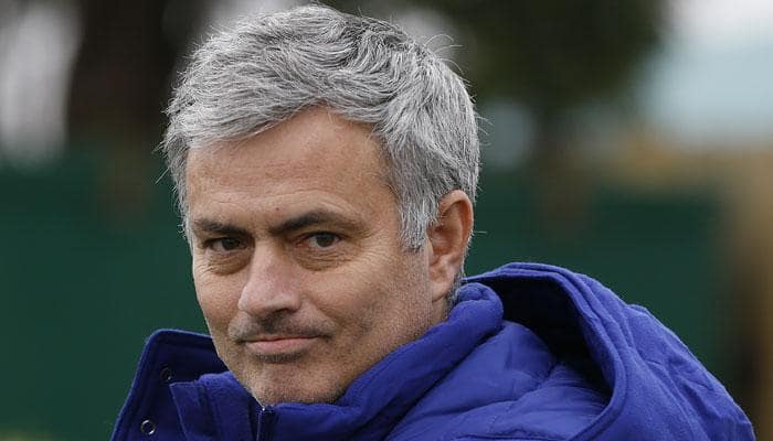 Chelsea backs under-fire coach Jose Mourinho