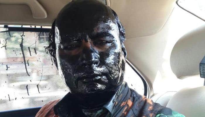 Kasuri book launch row: Shiv Sainiks smear black paint on Sudheendra Kulkarni&#039;s face