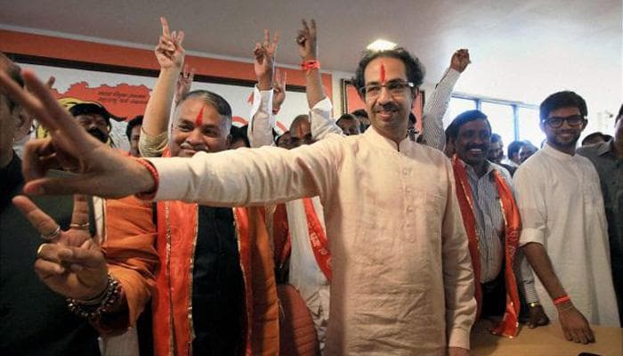 Defiant Shiv Sena chief Uddhav Thackeray &#039;felicitates&#039; Sudheendra Kulkarni attackers  