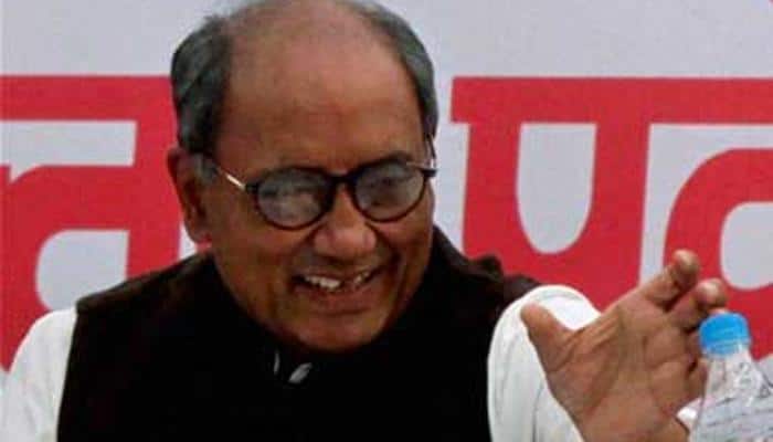 Digvijay Singh&#039;s &#039;uncivil conduct&#039; with policeman caught on camera, Twitteratis react