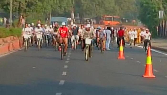 Delhi goes &#039;Car Free&#039; for a day, Kejriwal leads cycle rally 