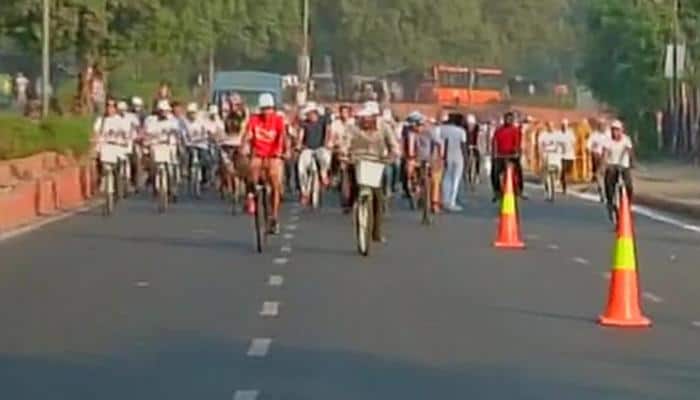 Delhi goes 'Car Free' for a day, Kejriwal leads cycle rally 
