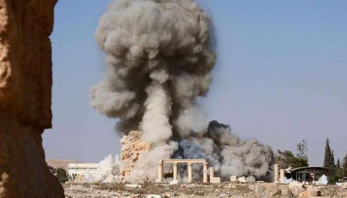 'IS blows up Palmyra columns to kill three captives'