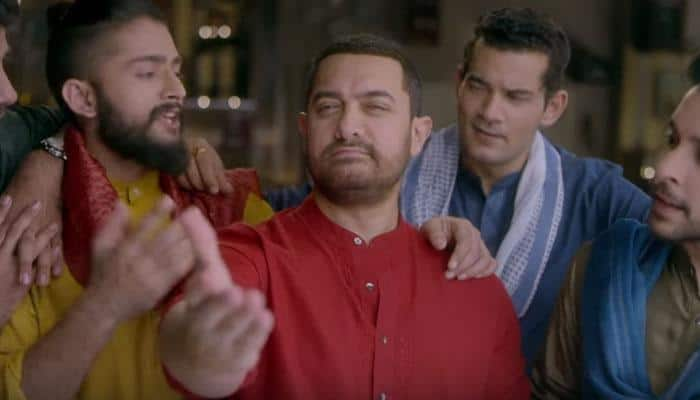 Aamir Khan uses Shah Rukh Khan’s dialogue to impress girl - Watch video