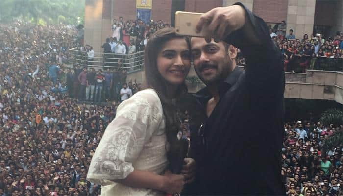 Check out: Salman, Sonam&#039;s &#039;fan frenzy&#039; selfie in Noida! 