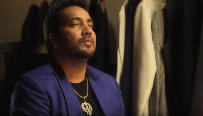 Check out: Mika Singh gets a pat on the back by CM Arvind Kejriwal for &#039;Maa&#039;!  