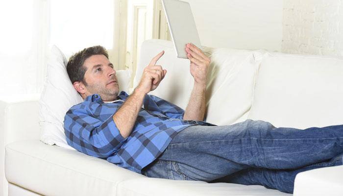 Facebook may make introverts feel left out: Study