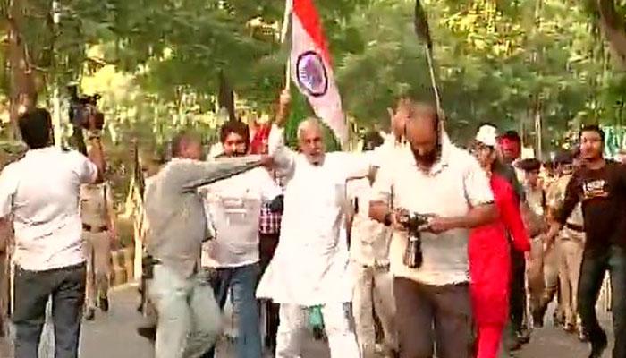 OROP row: Ex-servicemen burn medals, hold protest march to President's House OROP row: Ex-servicemen burn medals, hold protest march to President's House