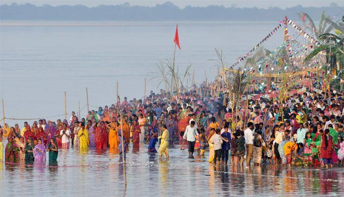 Thousands throng river banks as Bihar&#039;s Chhath begins