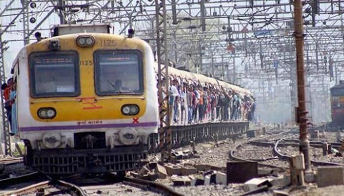 Unbelievable! &#039;Red ants&#039; on Mumbai local cause brake failure