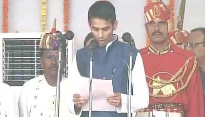  Nitish's swearing-in: When Lalu's 9th pass son Tejpratap took two attempts to take oath
