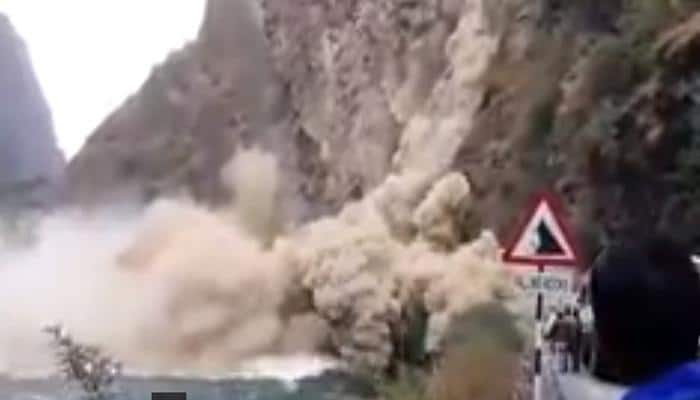 Watch: Tourists defy death at Manali-Chandigarh highway