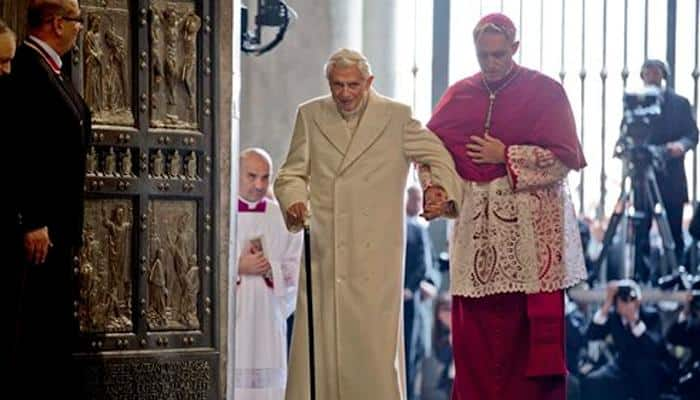 Machine guns, no-fly zone guard pope&#039;s opening of Holy Year