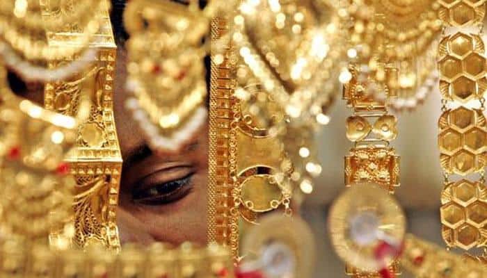 Gold weakens on global cues, silver recovers