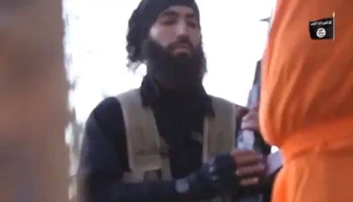 Brutal video! Islamic State hangs prisoner upside down, shoots him in head