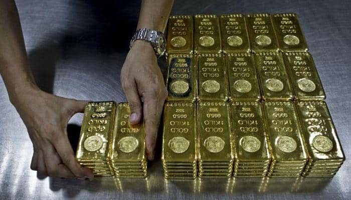 Gold dips below Rs 26,000 on global cues, sluggish demand