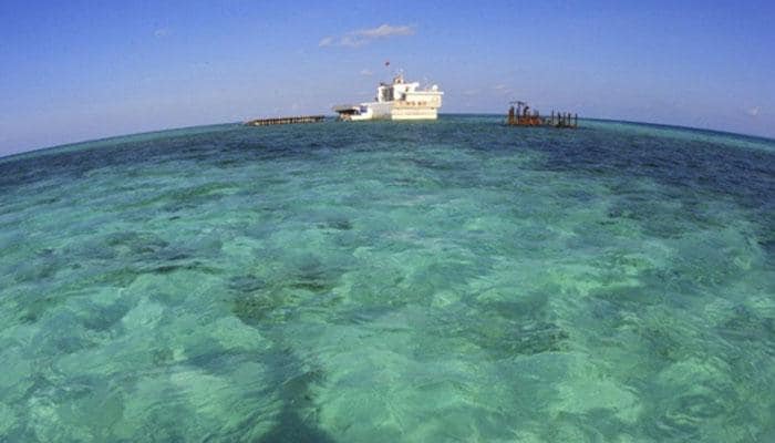 Chinese fishermen destroy coral reefs in South China Sea