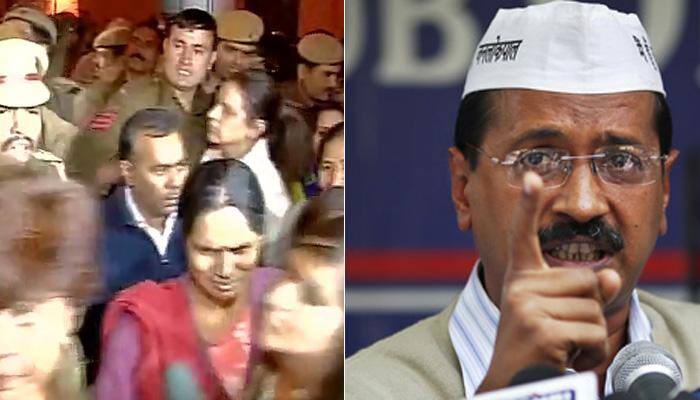 Delhi gang-rape: Police detains, releases Nirbhaya's parents; Kejriwal tweets “action unacceptable” 