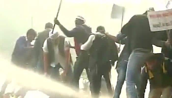 DDCA row: AAP escalates fight against Arun Jaitley, stages protest outside FM&#039;s residence