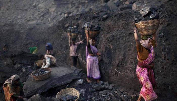 Mining industry faces 'tough' 2016 even as auctions pick pace