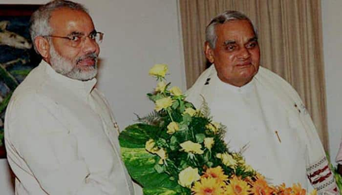 PM Narendra Modi visits Vajpayee&#039;s house, greets him on his birthday