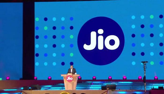 Shah Rukh Khan launches Reliance Jio&#039;s 4G services; company&#039;s employees get free subscription from today