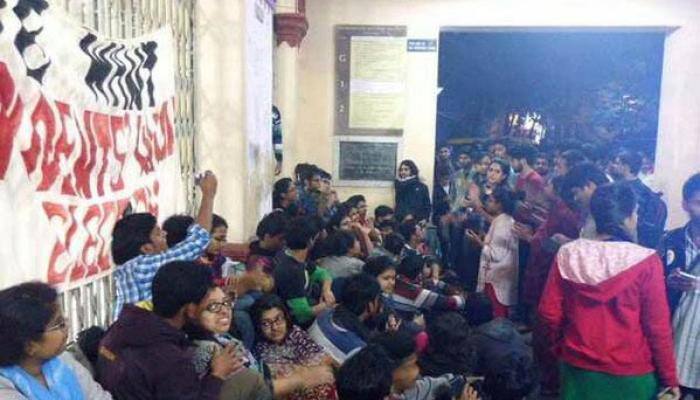 Students gherao Jadavpur University vice-chancellor over holding of students' union polls