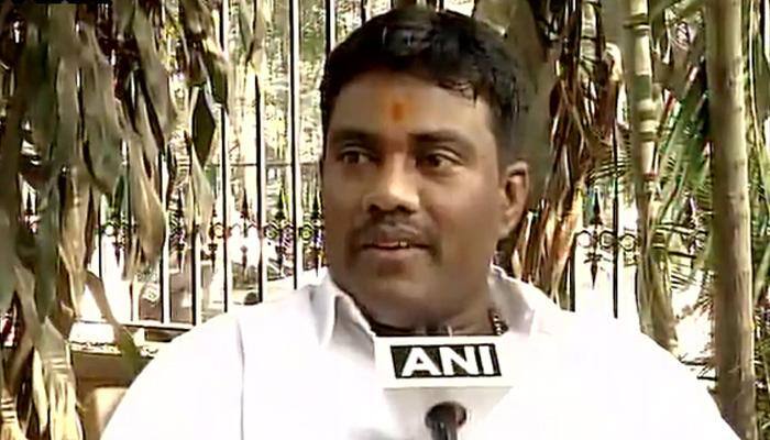 Modern Eklavya? Bengaluru man cuts, donates his finger at Tirupati for Sonia, Rahul