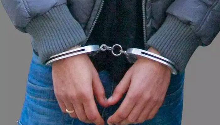Hilarious! Burglar calls police for help to escape owner's wrath