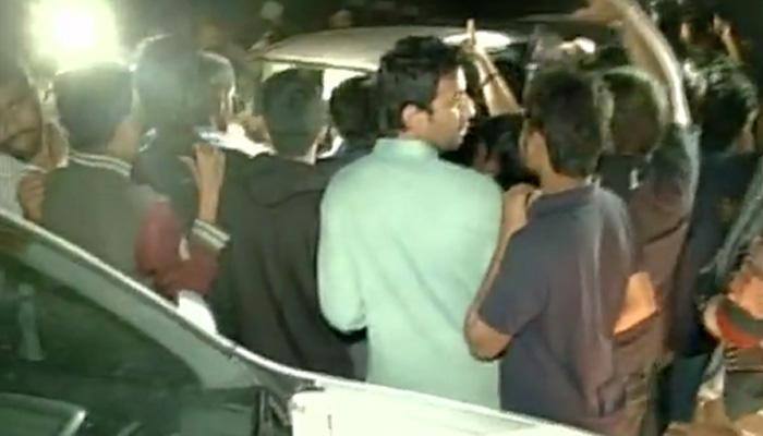 Rohith Vemula suicide: BJP leader Prakash Reddy heckled by protesting students of Hyderabad University