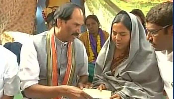 Dalit scholar's suicide: Telangana Congress presents Rs 5 lakh compensation to Rohith Vemula's mother