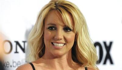 It's hot! Britney Spears looks sultry in bikini—Watch it here