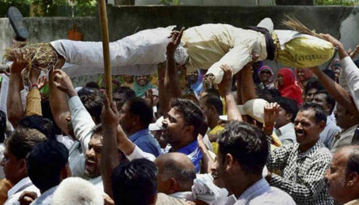 Delhi MCD workers protest outside CM Arvind Kejriwal&#039;s residence