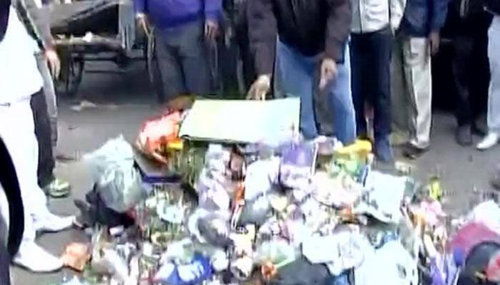 MCD workers protest outside Manish Sisodia&#039;s residence