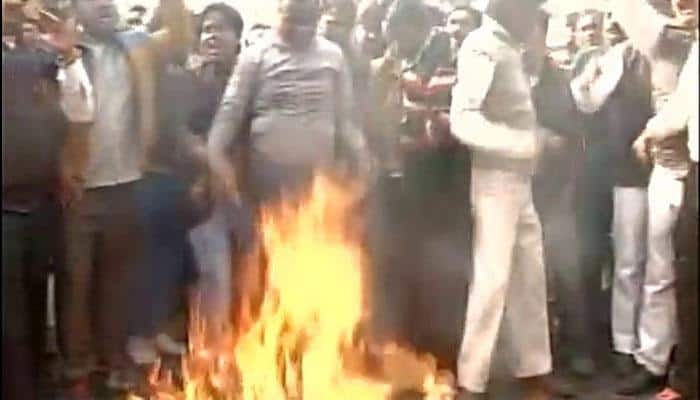 MCD workers protest outside Delhi Assembly Speaker Ram Niwas Goel's residence 