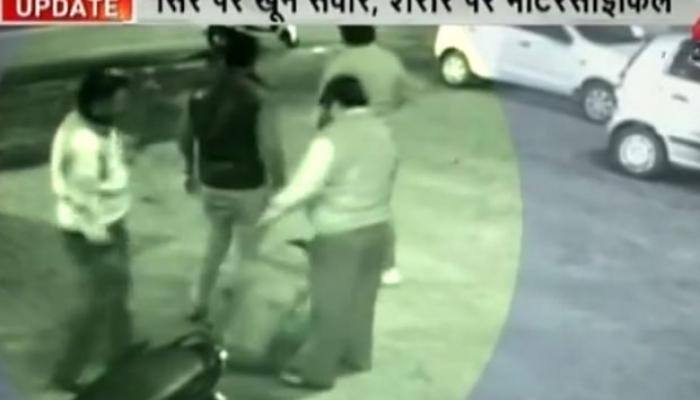 Shocking video: Man assaulted for asking &#039;bidi&#039; in Faridabad