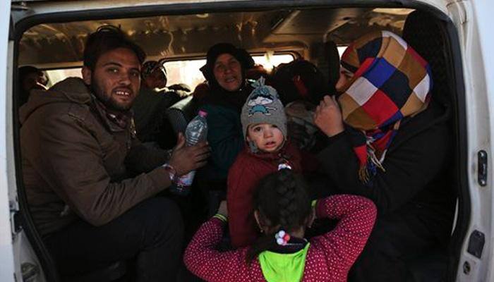 Syrians flee to Turkish border in thousands as Aleppo assault intensifies