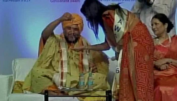 'Miracle chain' lands Devendra Fadnavis' wife Amruta in trouble
