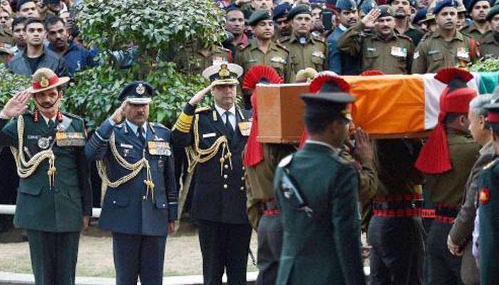Nation bids teary adieu to Siachen braveheart Lance Naik Hanumanthappa, thousands attend his last journey​