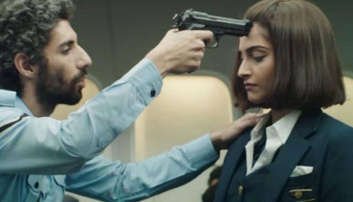 B-town lauds Sonam Kapoor starrer &#039;Neerja&#039;!