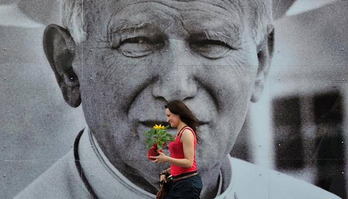 Pope John Paul II was in 'intense' relationship with a married woman philosopher?