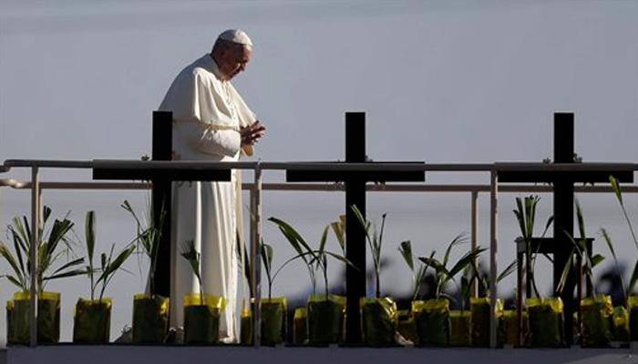 Pope decries global `human tragedy` of forced migration