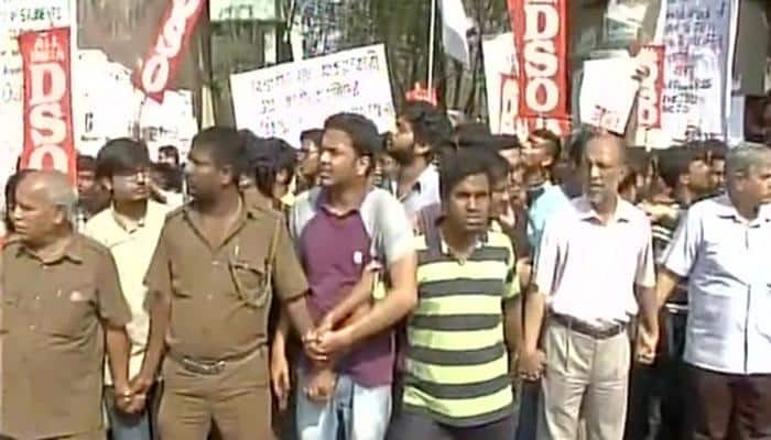 JNU row escalates; &#039;pro-separatist&#039; pamphlets distributed at rally in Jadavpur University