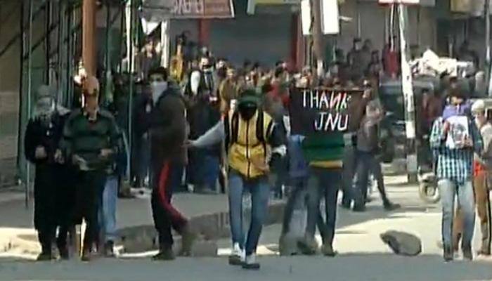 Fierce clashes erupt in Srinagar; &#039;Afzal our Hero&#039;, &#039;Thank You JNU&#039; banners raised 